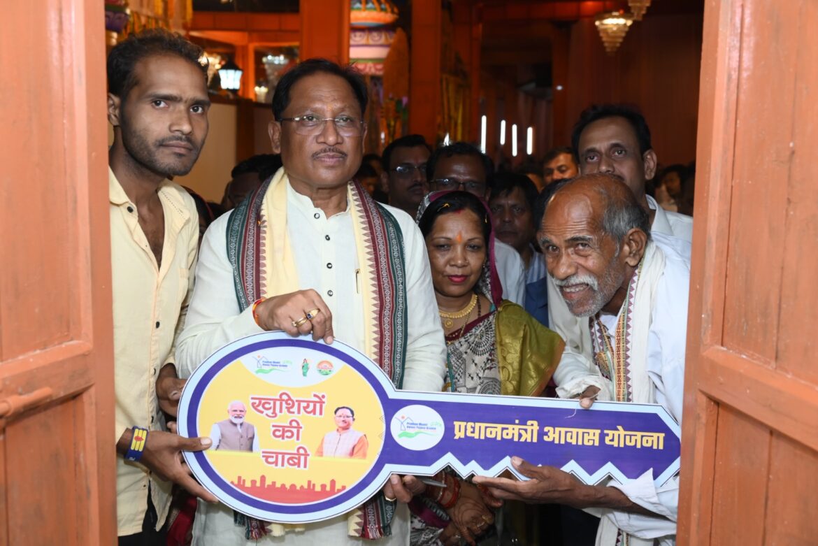 मुख्यमंत्री ने दोकड़ा में पीएम आवास योजना के हितग्राही संतु चक्रेस को चाबी देकर गृह प्रवेश कराया