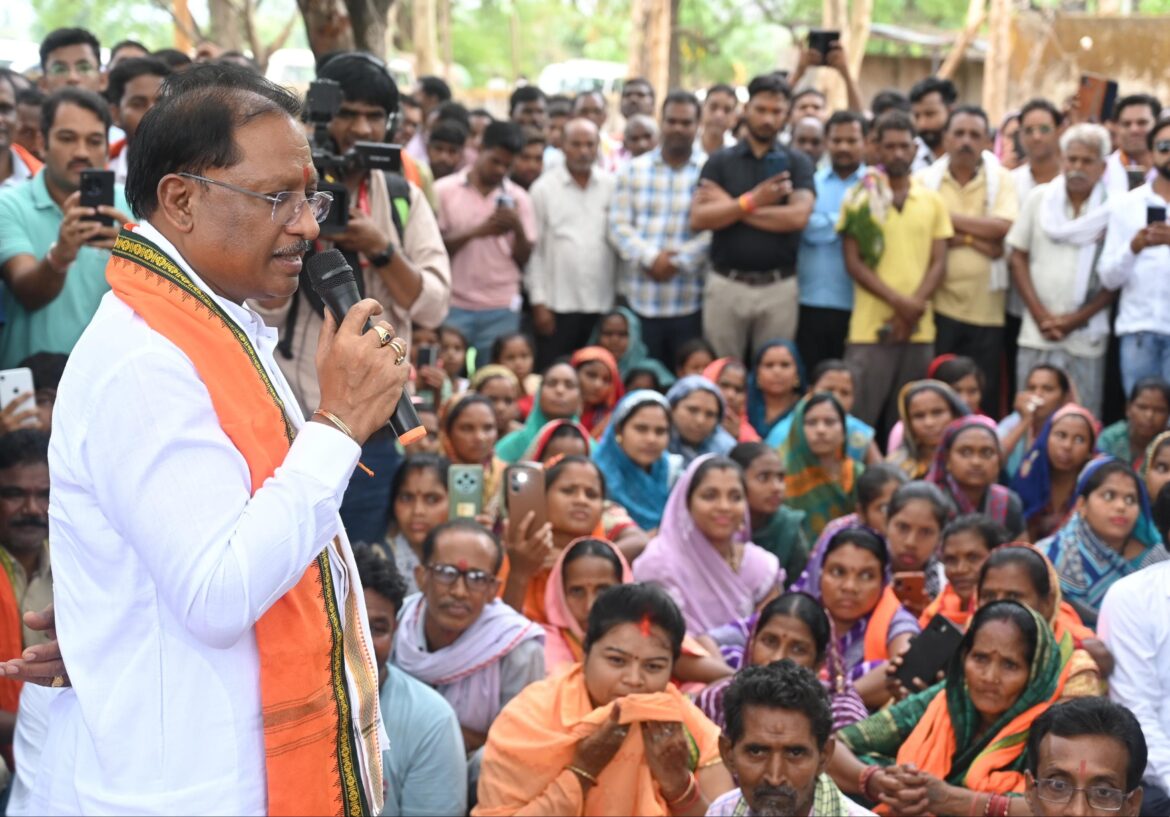 गुलमोहर पेड़ के नीचे लगी मुख्यमंत्री की चौपाल: सारंगढ़-बिलाइगढ़ जिले के ग्राम कनकबीरा में उतरा मुख्यमंत्री का उड़नखटोला