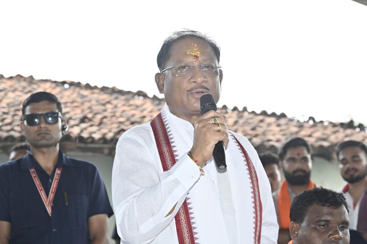 मुख्यमंत्री की चौपाल: कांकेर जिले के ग्राम मांदरी में उतरा मुख्यमंत्री का हेलिकॉप्टर