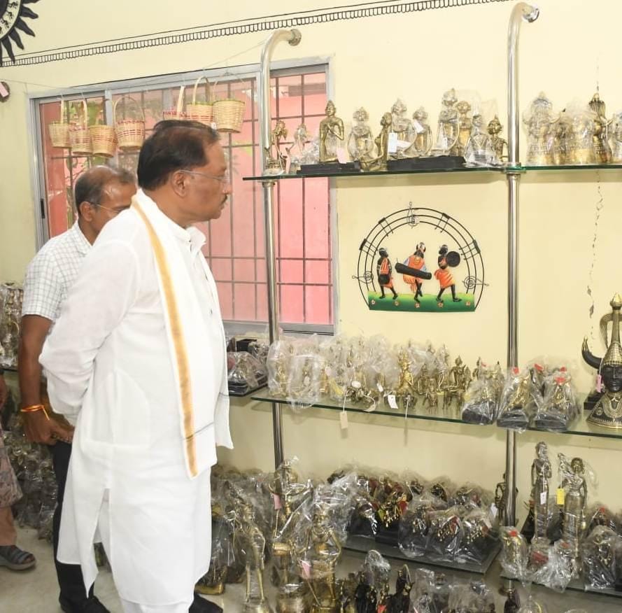 मुख्यमंत्री श्री साय का शिल्प नगरी कोंडागांव के शबरी एंपोरियम पहुंचे