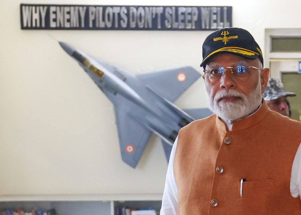 प्रधानमंत्री नरेंद्र मोदी मंगलवार को सुबह पंजाब के आदमपुर एयरबेस पहुंचे