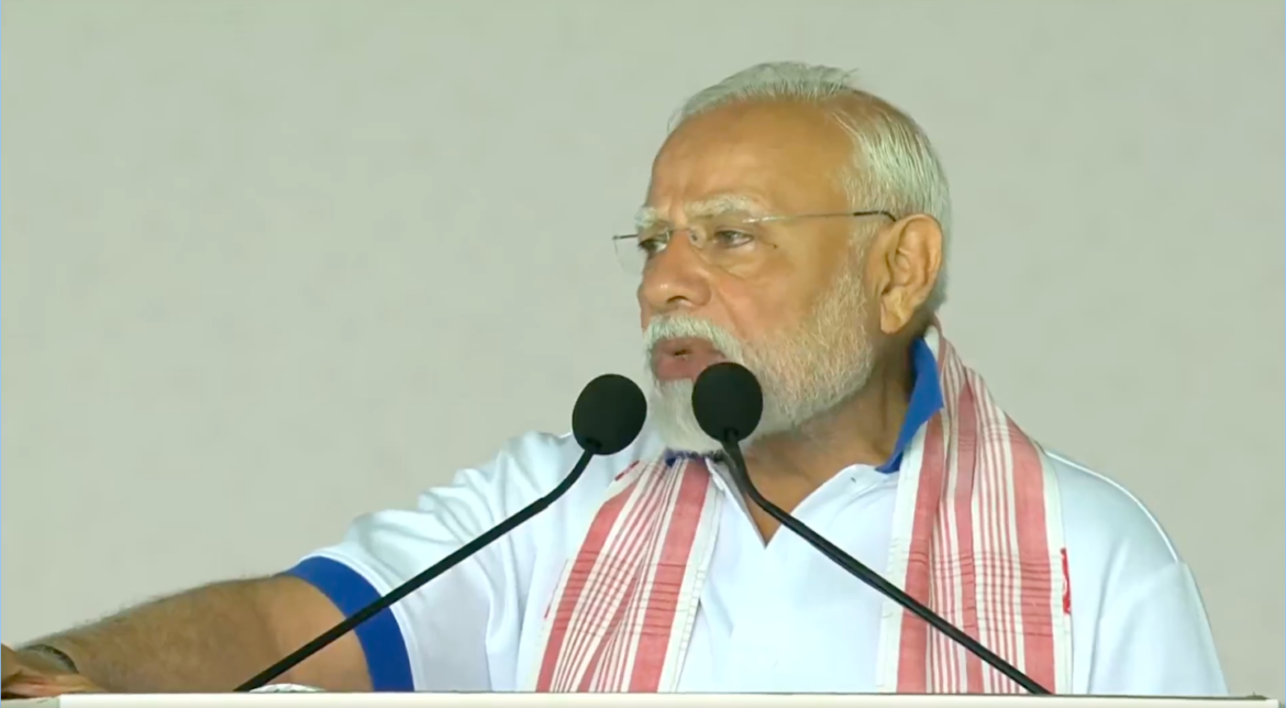 प्रधानमंत्री मोदी ने विशाखापट्टनम में योग किया