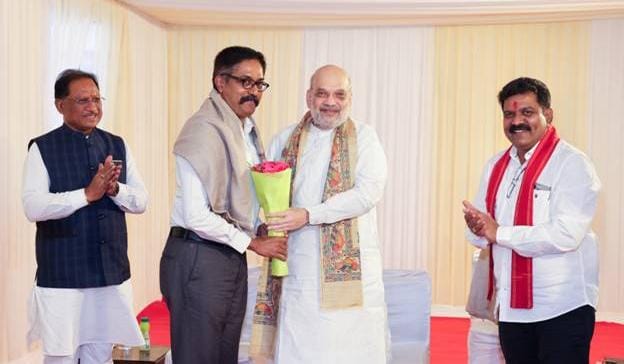 केन्द्रीय गृह मंत्री श्री अमित शाह ने हाल ही में नक्सलवाद के विरुद्ध चलाए गए अभियानों में अहम भूमिका निभाने वाले अधिकारियों से आज नई दिल्ली में भेंट कर इन ऑपरेशंस की ऐतिहासिक सफलता पर उन्हें बधाई दी