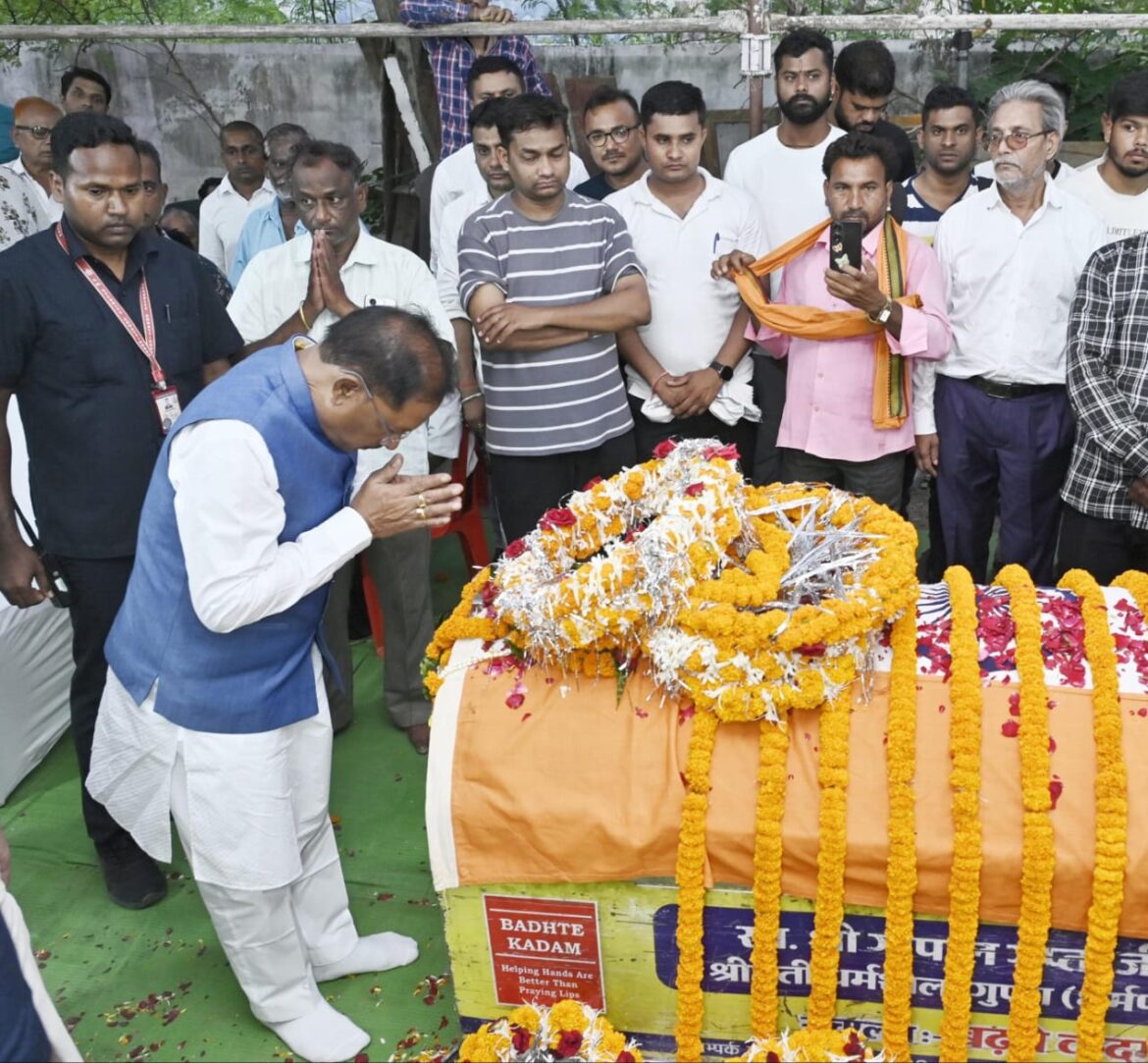 मुख्यमंत्री श्री विष्णु देव साय ने शहीद एएसपी श्री आकाश राव गिरपुंजे के निवास पहुंचकर दी श्रद्धांजलि