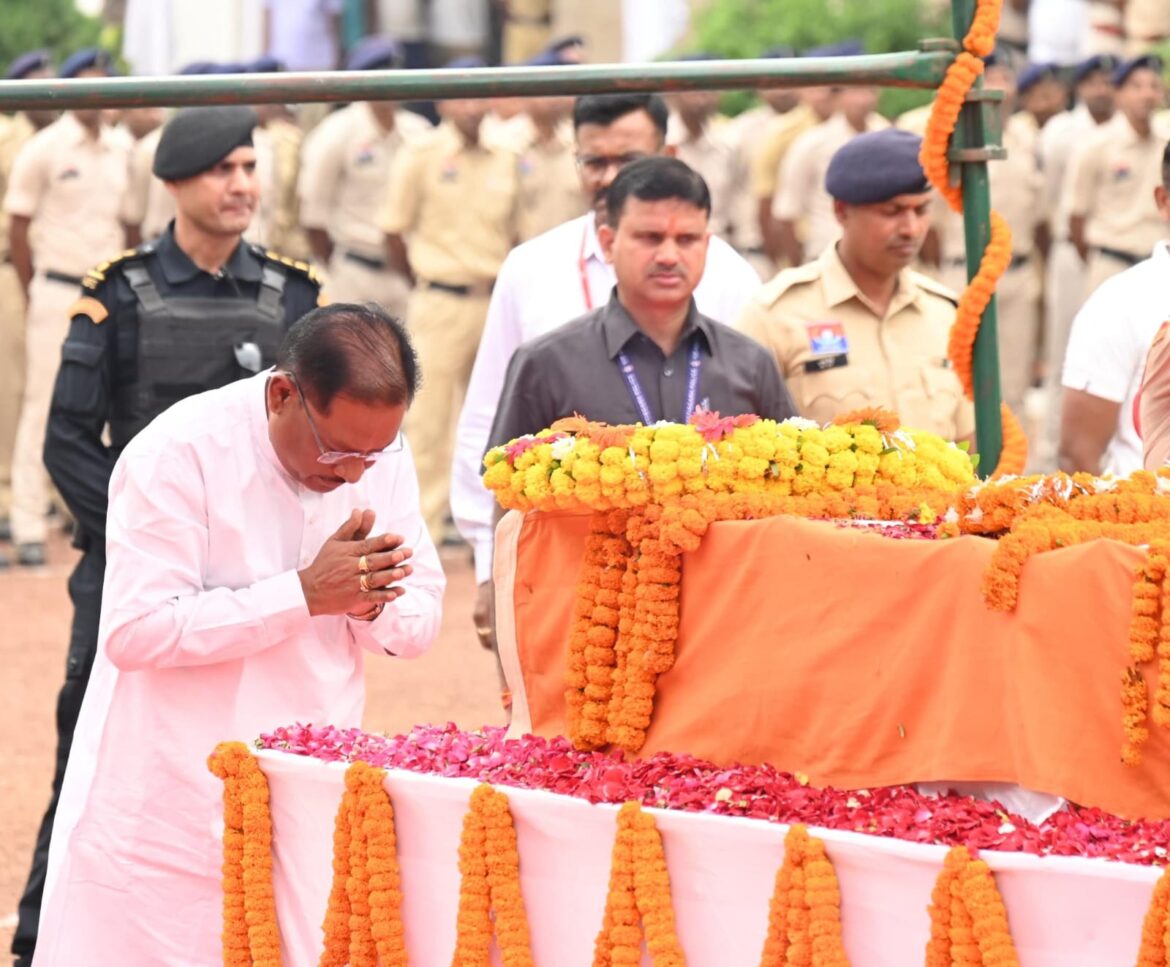 मुख्यमंत्री ने शहीद एएसपी श्री आकाश राव गिरपुंजे को दी श्रद्धांजलि: पार्थिव शरीर को कंधा देकर दी अंतिम विदाई