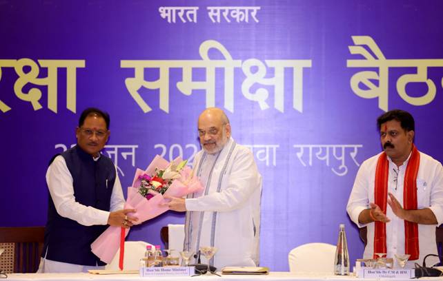 केन्द्रीय गृह एवं सहकारिता मंत्री श्री अमित शाह ने रायपुर में नक्सलवाद पर छत्तीसगढ़, आंध्र प्रदेश, तेलंगाना, मध्य प्रदेश, महाराष्ट्र, झारखंड और ओडिशा के DGP/ADGP एवं वरिष्ठ अधिकारियों के साथ समीक्षा बैठक की अध्यक्षता की