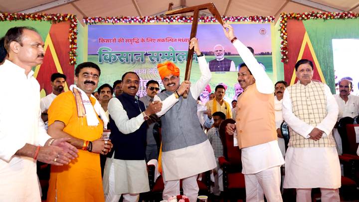 मुख्यमंत्री डॉ. यादव दंदरौआ धाम में किसान एवं रोजगार सम्मेलन में हुए शामिल