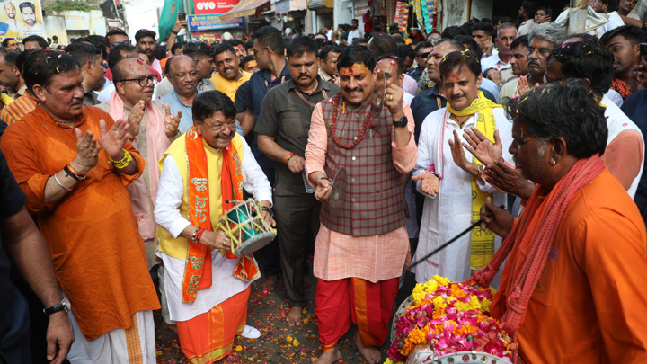 महाकाल की श्रावण माह की दूसरी सवारी : मुख्यमंत्री डॉ. यादव डमरु और झांझ मंजीरे बजाते हुए पूरे सवारी मार्ग पर चले पैदल