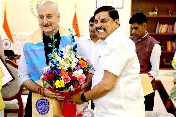 तन्वी द ग्रेट के विशेष प्रदर्शन के अवसर पर भोपाल आए श्री अनुपम खेर