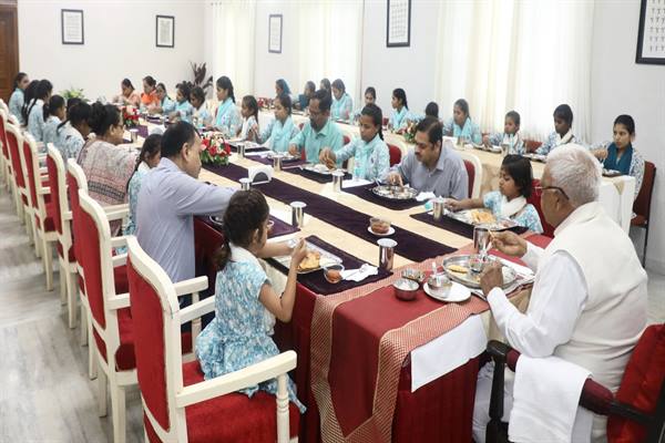 बहुदिव्यांग बालिकाओं ने राजभवन का किया भ्रमण