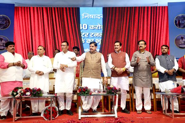 मुख्यमंत्री ने 22 करोड़ 65 लाख रुपए की लागत से 453 स्मार्ट फिश पार्लर का किया भूमि-पूजन