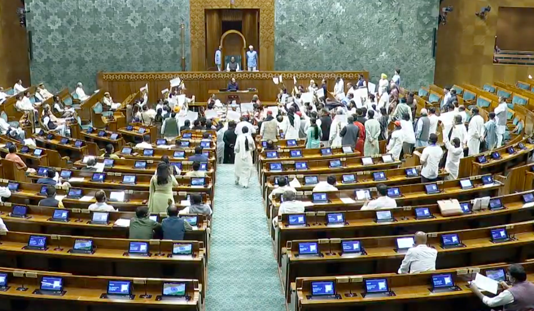 संसद में प्रदर्शन:विपक्षी सांसदों ने वेल में काले कपड़े लहराए;
