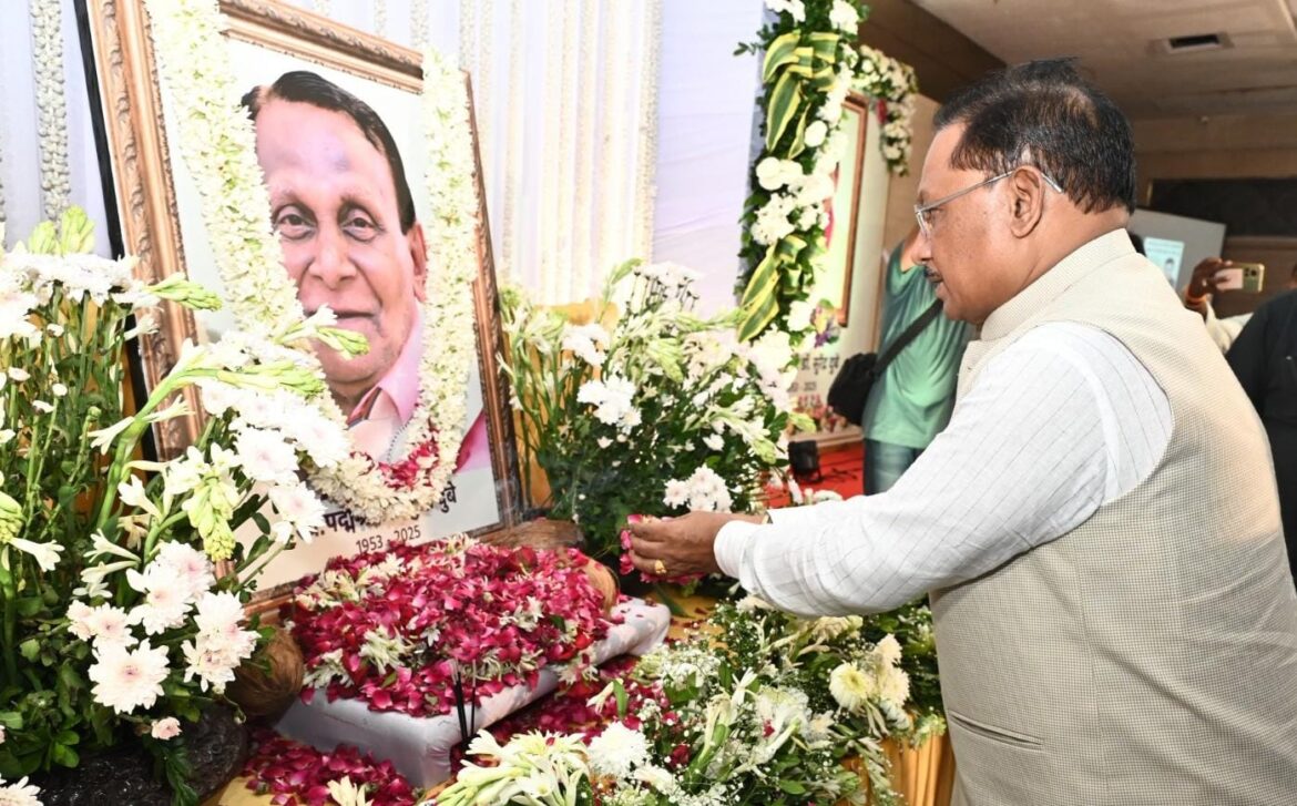 मुख्यमंत्री श्री साय ने पद्मश्री डॉ. सुरेंद्र दुबे को अर्पित की श्रद्धांजलि