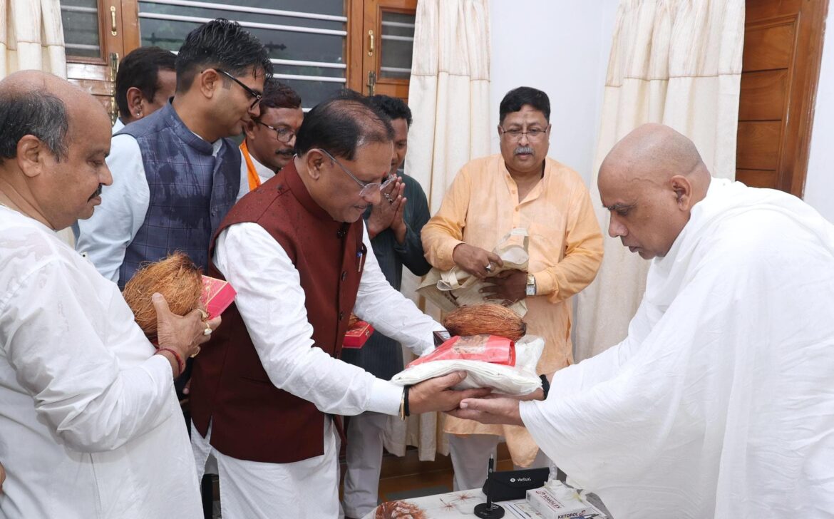 मुख्यमंत्री श्री विष्णु देव साय गुरु पूर्णिमा के अवसर पर रायगढ़ जिले के ग्राम बनोरा स्थित अघोर गुरुपीठ में गुरु दर्शन के लिए पहुंचे