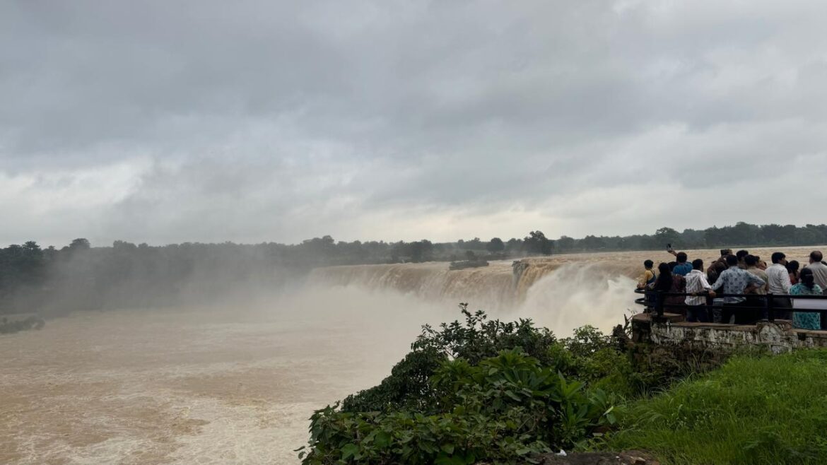 बारिश में बस्तर के प्राकृतिक सौंदर्य का अनुपम नजारा : सैलानियों के लिए मानसून ट्रैकिंग का विशेष आयोजन
