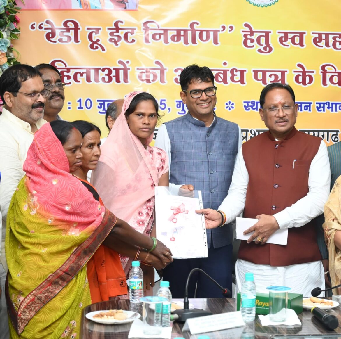 मुख्यमंत्री श्री विष्णुदेव साय ने रेडी टू ईट निर्माण एवं वितरण हेतु रायगढ़ में 10 महिला स्व-सहायता समूहों को सौंपे अनुबंध पत्र
