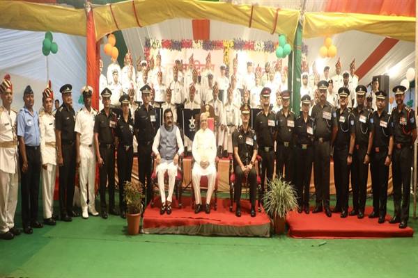 राज्यपाल ने आर्मी बैंड को 51 हज़ार रुपये की राशि देकर किया सम्मानित