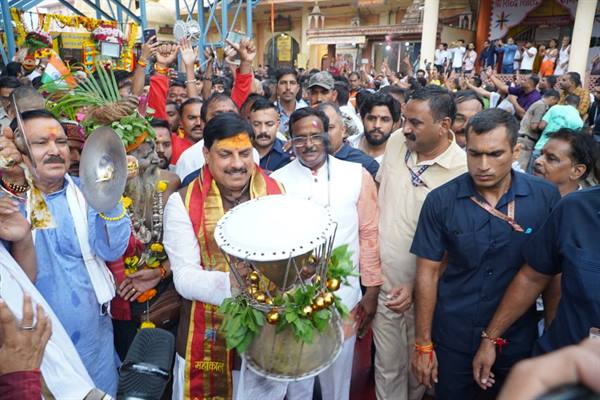 मुख्यमंत्री ने सवारी मार्ग पर डमरु और झांझ बजाकर रजत पालकी में विराजित भगवान श्री चंद्रमौलेश्वर का किया स्वागत