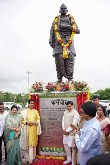 मुख्यमंत्री ने पंडित माखनलाल चतुर्वेदी की प्रतिमा का किया अनावरण