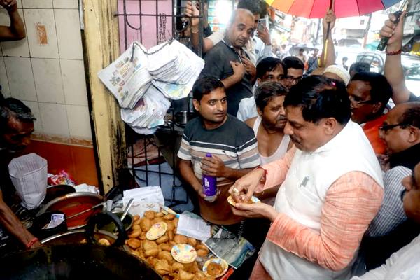 मुख्यमंत्री डॉ. यादव ने उज्जैन की प्रसिद्ध श्री सांवरिया कचोरी का लिया स्वाद