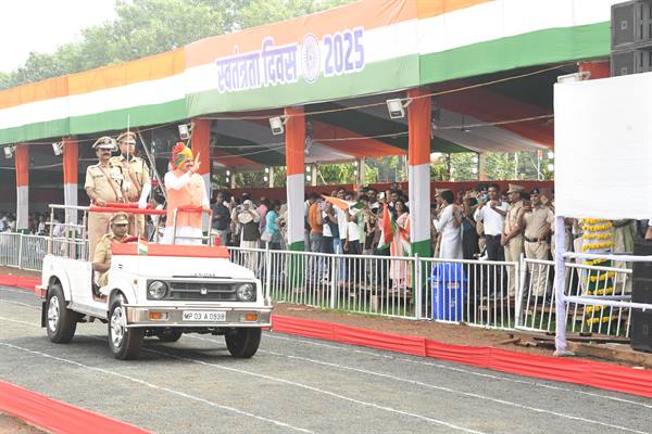 मुख्यमंत्री ने भोपाल के लाल परेड ग्राउण्ड पर ध्वजारोहण कर ली सलामी