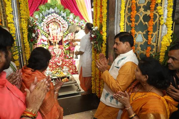 मुख्यमंत्री डॉ. यादव ने जन्माष्टमी पर सपत्नीक सांदीपनी आश्रम में की भगवान श्रीकृष्ण की पूजा अर्चना