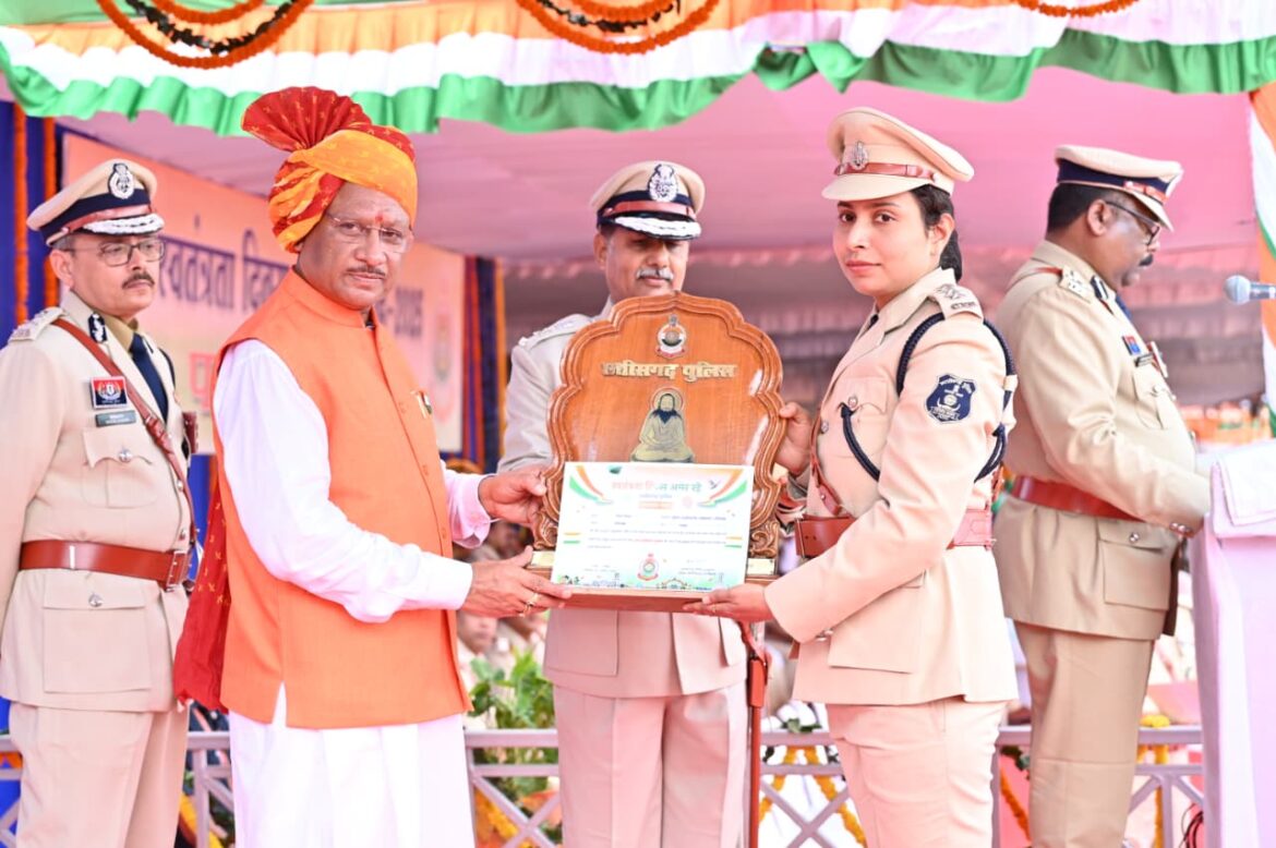 स्वतंत्रता दिवस समारोह: मुख्यमंत्री ने 35 पुलिस अधिकारियों एवं जवानों को पुलिस पदकों से किया सम्मानित