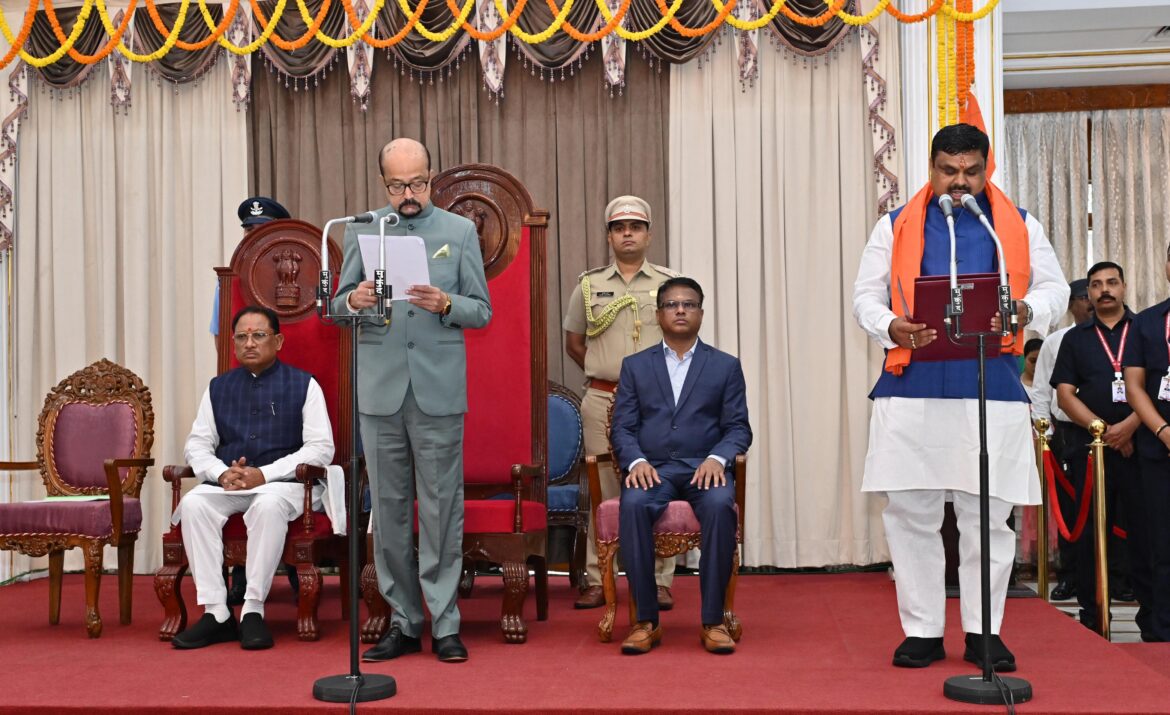 राज्यपाल श्री डेका ने दिलाई मंत्रियों को शपथ