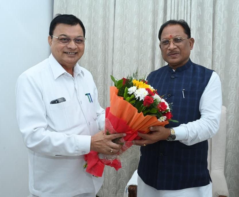 मुख्यमंत्री श्री साय से वाणिज्य एवं उद्योग मंत्री श्री लखनलाल देवांगन ने की सौजन्य भेंट