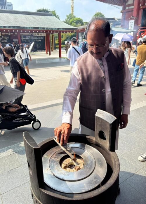 मुख्यमंत्री श्री साय ने जापान पहुंचने के बाद सबसे पहले टोक्यो स्थित ऐतिहासिक असाकुसा मंदिर में की पूजा-अर्चना