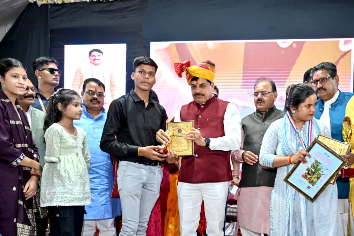 मुख्यमंत्री डॉ. यादव ने फूल माली समाज के राज्यस्तरीय प्रतिभा सम्मान समारोह में मेधावी विद्यार्थियों को किया सम्मानित