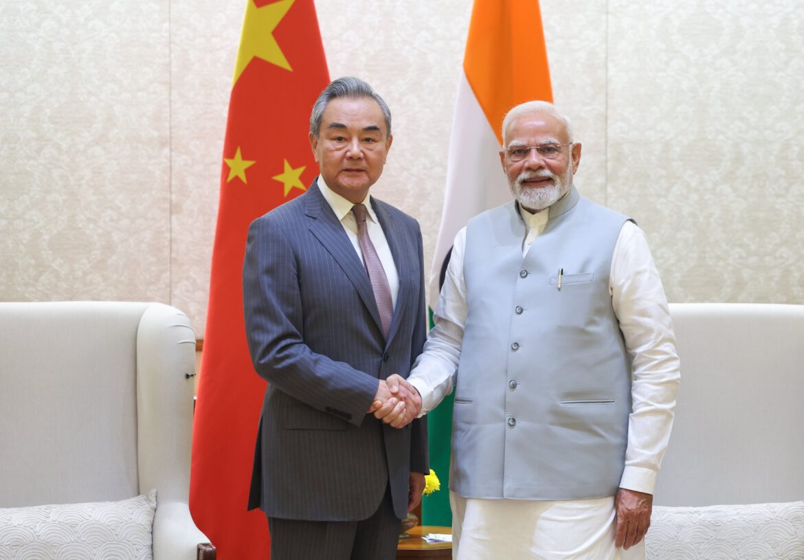 भारत-चीन संबंधों में प्रगति: पीएम मोदी ने चीन के विदेश मंत्री वांग यी से मिलकर की बातचीत