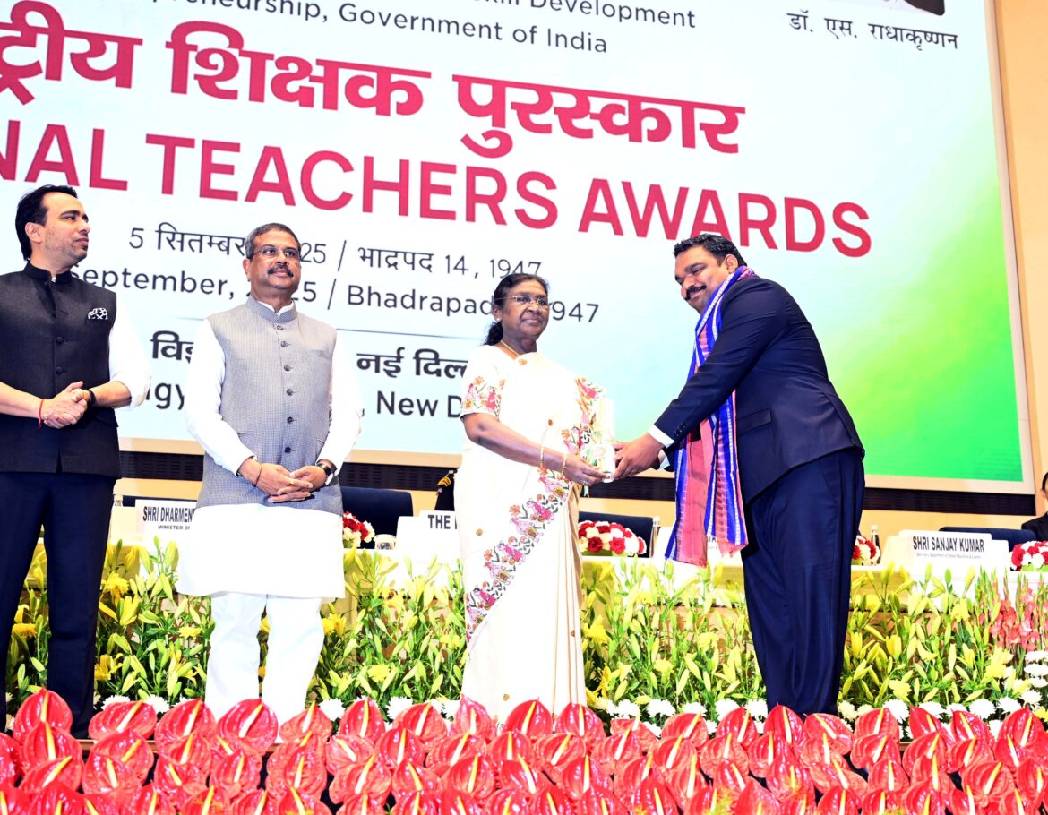 शिक्षा के क्षेत्र में उल्लेखनीय कार्य के लिये सम्मानित हुए हैं शिक्षक