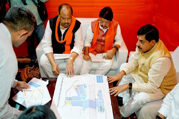 प्रधानमंत्री के आगमन के दृष्टिगत मुख्यमंत्री डॉ. यादव ने ग्राम भैंसोला में लिया तैयारियों का जायजा