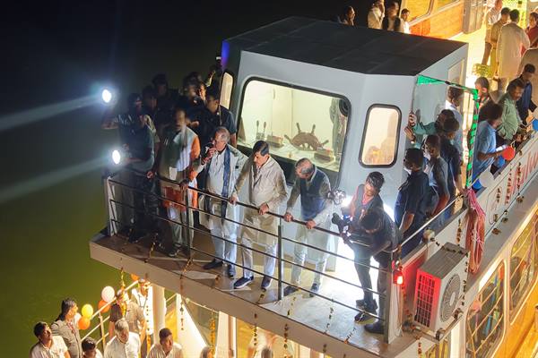 डॉ. मोहन यादव ने क्रूज़ पर उठाया चम्बल की खूबसूरती का लुत्फ़, बोले- यह प्रदेश के पर्यटन को नई दिशा देगा