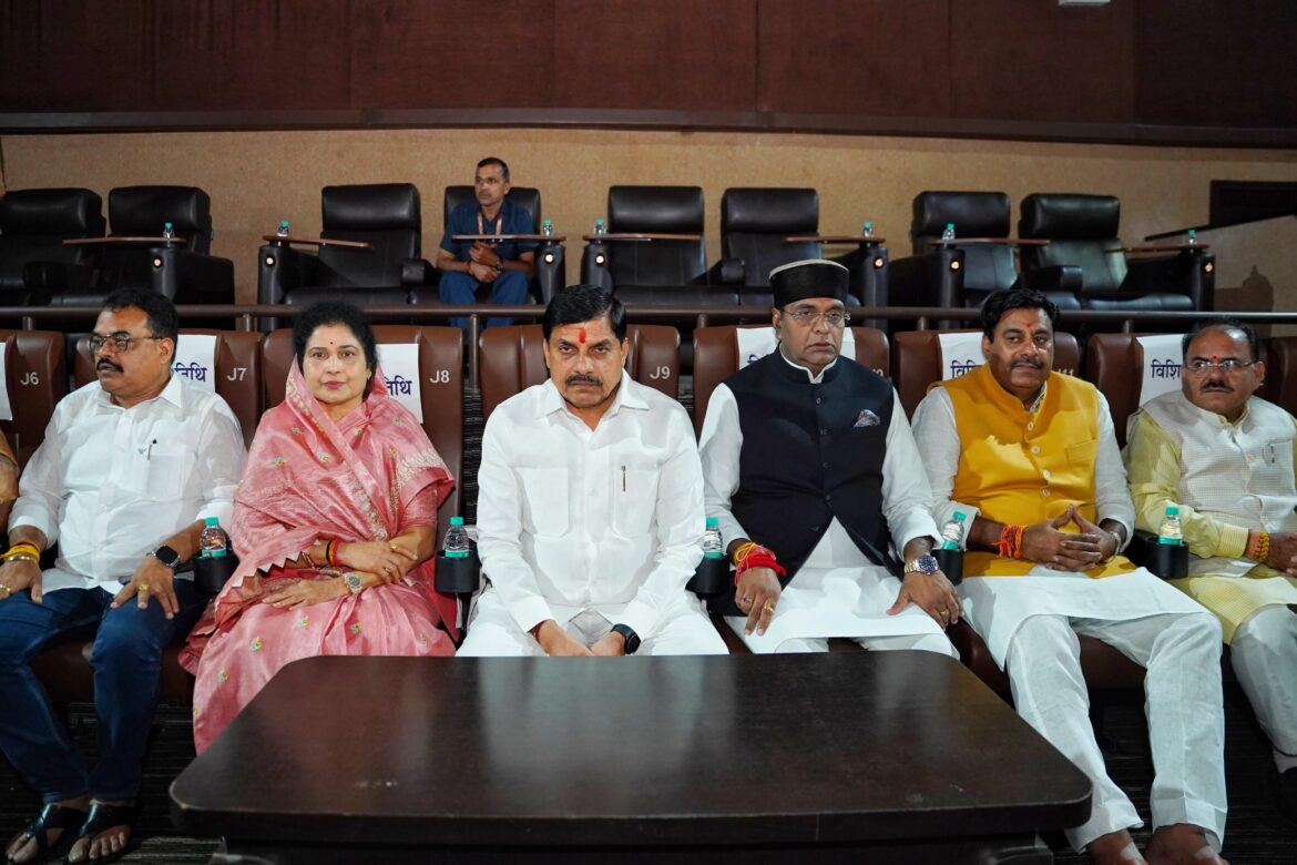 सीएम मोहन यादव ने देखी ‘चलो जीते हैं’ फिल्म, बोले – ‘यह फिल्म पीएम मोदी के जीवन के संघर्षों को दर्शाती है’