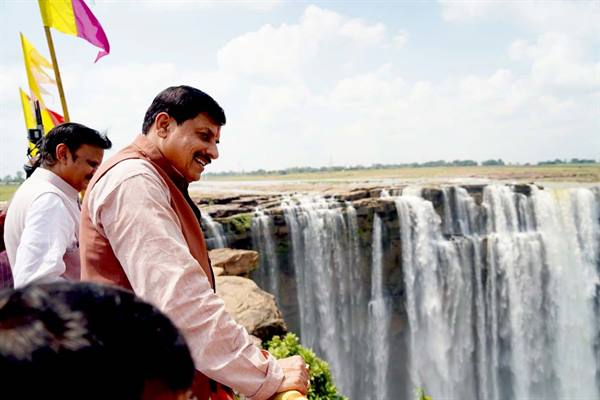 मुख्यमंत्री डॉ. यादव ने किया मऊगंज के व्यू प्वाइंट से देखी दूधिया जलधारा