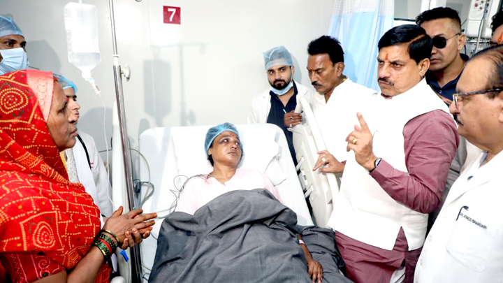 इंदौर सड़क दुर्घटना: मुख्यमंत्री डॉ. मोहन यादव ने घायलों से मुलाकात कर उपचार के निर्देश दिए।