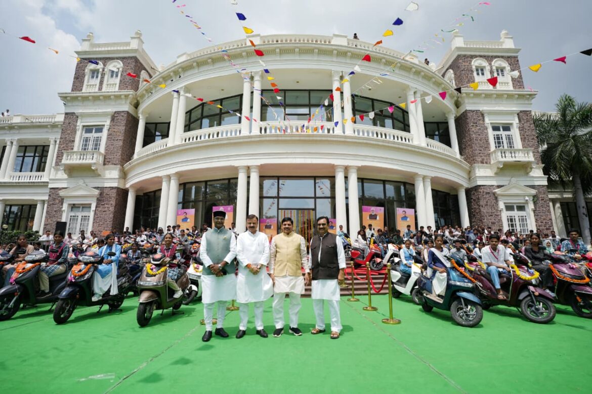 मध्य प्रदेश सरकार ने 7,832 स्कूली टॉपर्स को दी स्कूटी, 20 लाख छात्राओं को मिलेंगे ₹61 करोड़