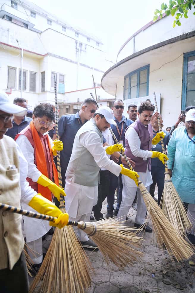 मुख्यमंत्री डॉ. मोहन यादव ने एम.वाय. अस्पताल में किया श्रमदान, “स्वच्छता ही सेवा” अभियान का शुभारंभ