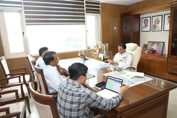 उप मुख्यमंत्री श्री शुक्ल ने चिकित्सा शिक्षा एवं स्वास्थ्य सेवाओं की समीक्षा की