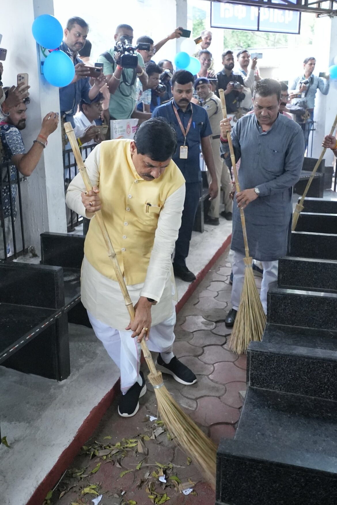 मुख्यमंत्री ने रानी दुर्गावती चिकित्सालय में स्वच्छता के लिए किया श्रमदान