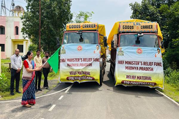 छत्तीसगढ़ के बाढ़ प्रभावितों के लिए मानवीय पहल : बालाघाट से रवाना की गई 2 ट्रक राहत सामग्री