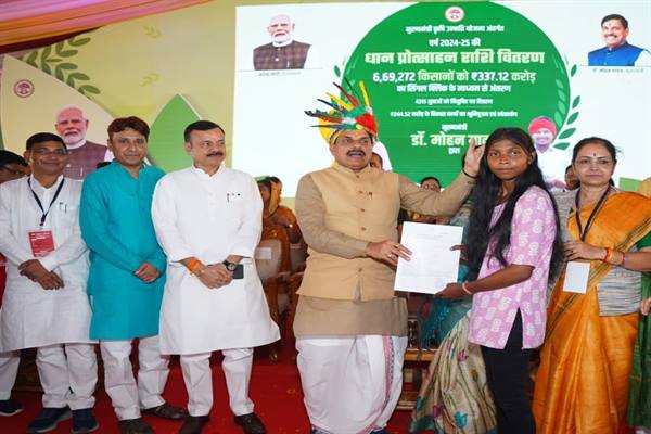 बालाघाट में युवाओं को मिला रोजगार: मुख्यमंत्री ने सौंपे नियुक्ति-पत्र