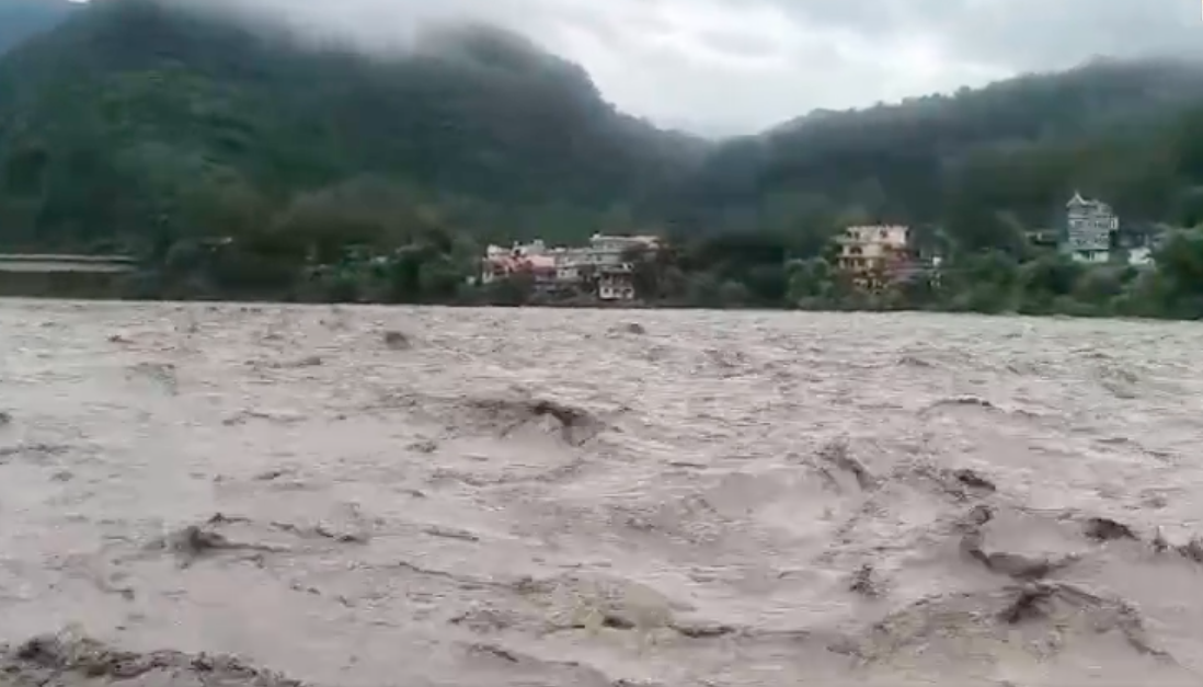 बारिश से उत्तर और पश्चिम भारत बेहाल: उत्तराखंड-हिमाचल में बाढ़, मुंबई में जलभराव