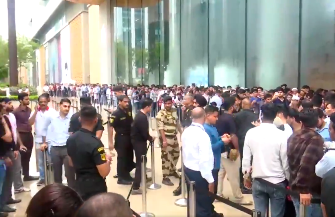 आईफोन 17 खरीदने की होड़ में हुई धक्का-मुक्की