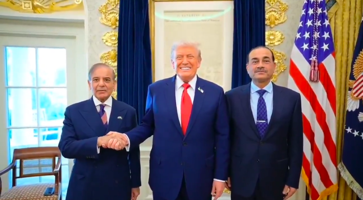 व्हाइट हाउस में देर रात ट्रम्प से मिले शहबाज शरीफ और आर्मी चीफ मुनीर;