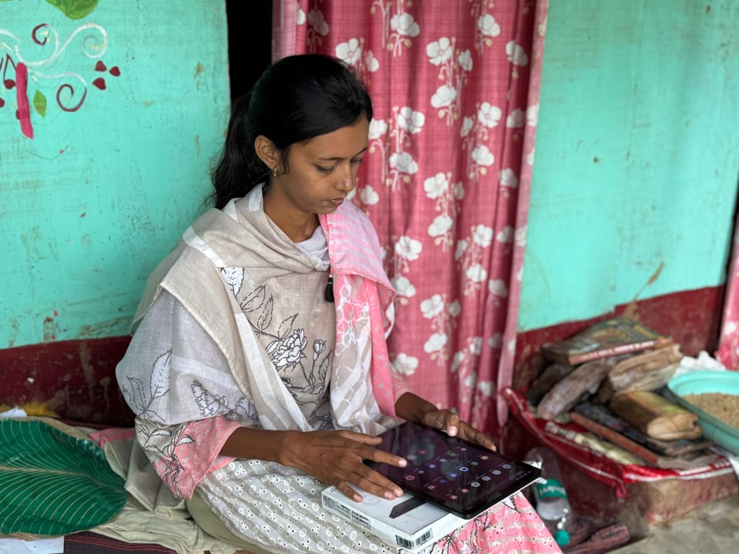 बाढ़ में बही पुस्तकें, टेबलेट भी हुआ खराब, पर नहीं रुकेगी पूनम की प्रतियोगी परीक्षा की तैयारी