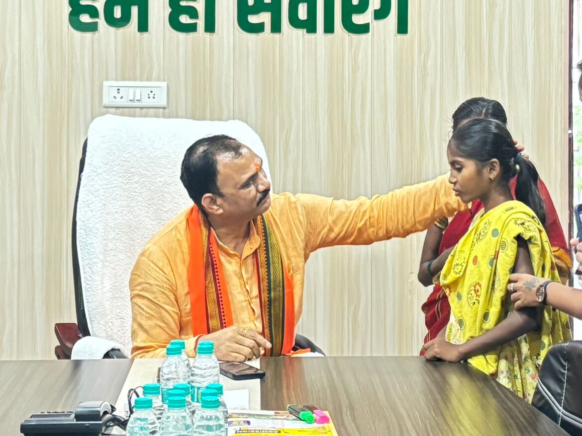 स्वास्थ्य मंत्री श्री श्याम बिहारी जायसवाल ने भोपालपटनम से आए परिवार को दिया संपूर्ण इलाज का भरोसा