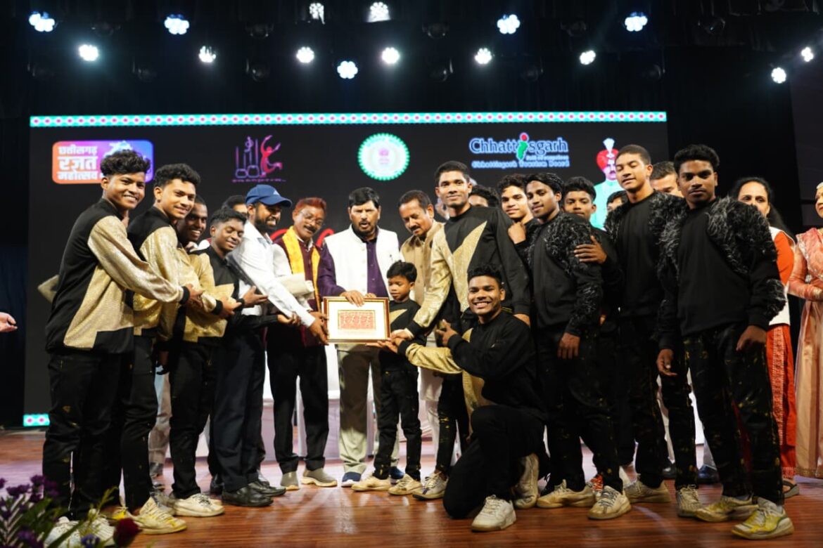 चक्रधर समारोह 2025: सुर-ताल और घुंघरू की सतरंगी छटा, मल्लखंभ दल रहा आकर्षण का केंद्र